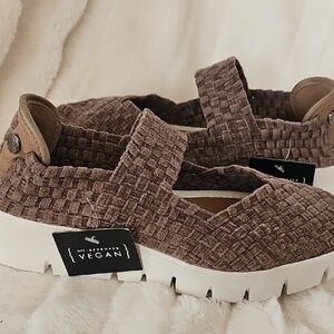 bernie mev. Women's Vegan Textured Brown Flats